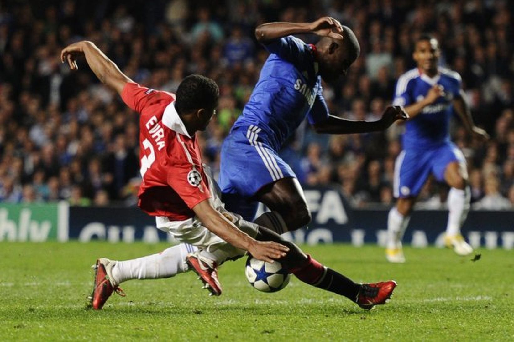 Patrice Evra brýtur á Ramires í uppbótartímanum á Stamford Bridge.