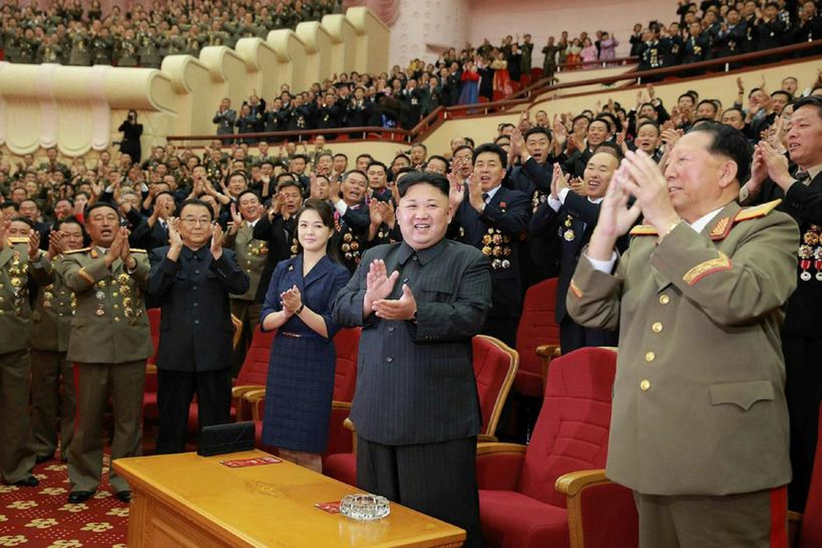Kim Jong-un, leiðtogi Norður-Kóreu (fyrir miðju) og kona hans Ri …