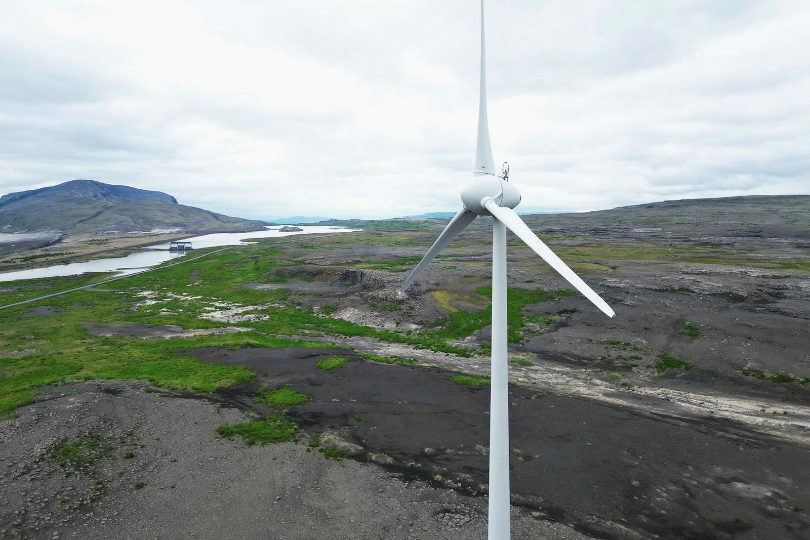 Vindmyllurnar sem reisa á í Búrfellslundi verða engin smásmíði. Með …