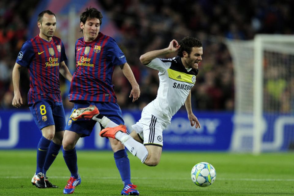 Juan Mata fellur í návígi við Lionel Messi í leiknum í kvöld.