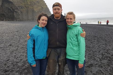 The girl who got into trouble climbing at Reynisfjara is on the photograph in a green jacket, accompanied by one of her rescuers,  Ívar Guðnason.