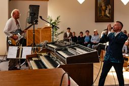 Páll Óskar lokaði Hammondhátíðinni með tónleikum í Djúpavogskirkju, en Ómar Guðjónsson gítarleikari sést í bakgrunni.&#8203;