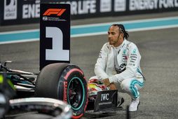 Lewis Hamilton fagnar ráspólnum í Abu Dhabi.