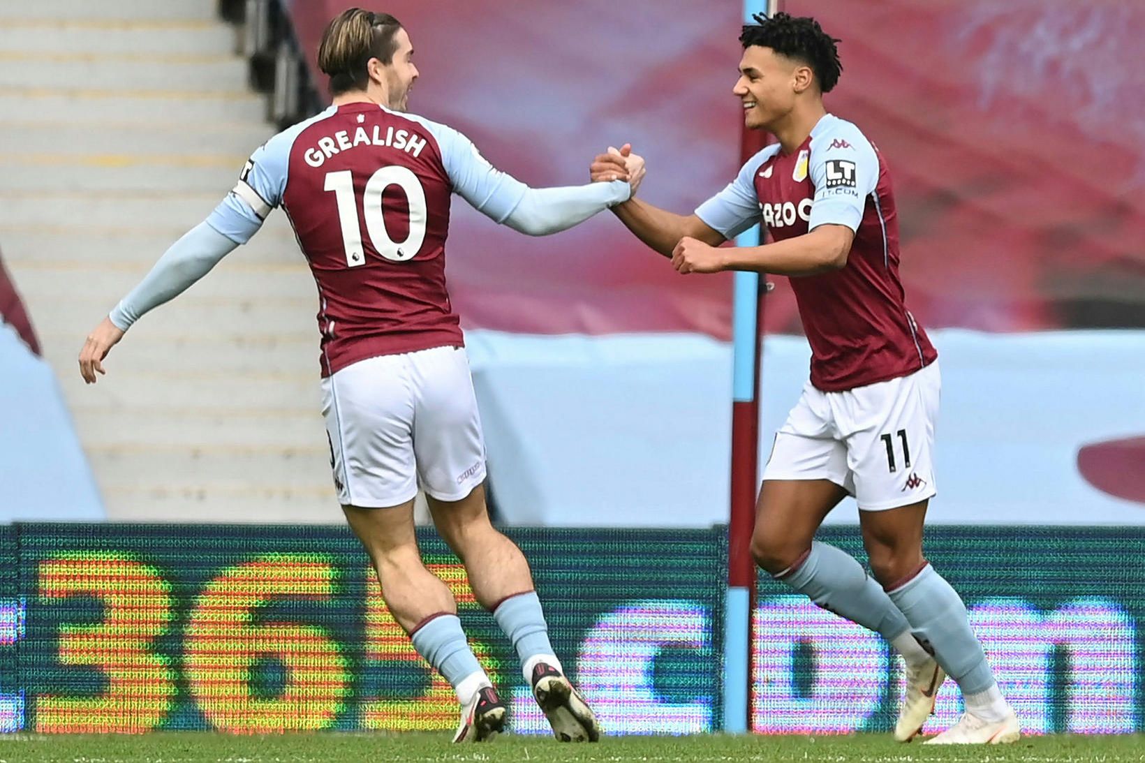 Jack Grealish og Ollie Watkins fagna sigurmarki þess síðarnefnda.