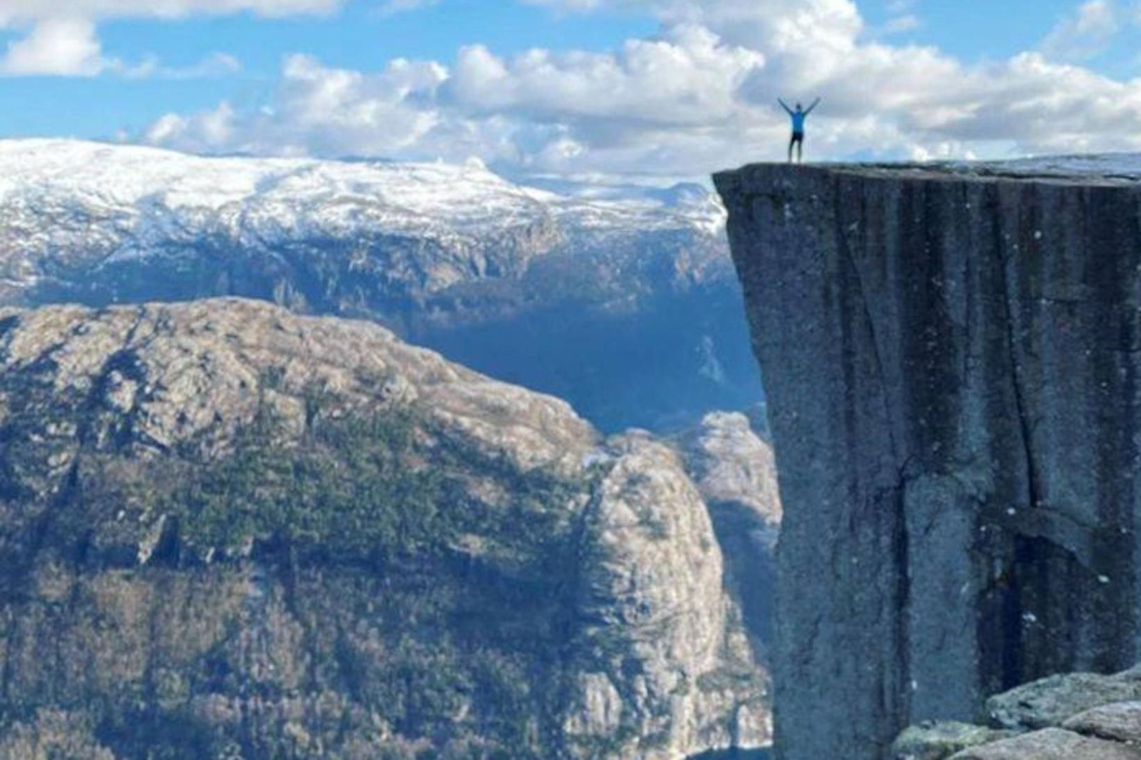 Sjaldséður íslenskur hrafn. Svandís Fjóla Ómarsdóttir ein á Preikestolen 20. …