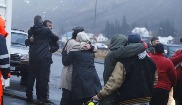 Fólk kom hlaupandi og hópaðist saman í faðmlögum