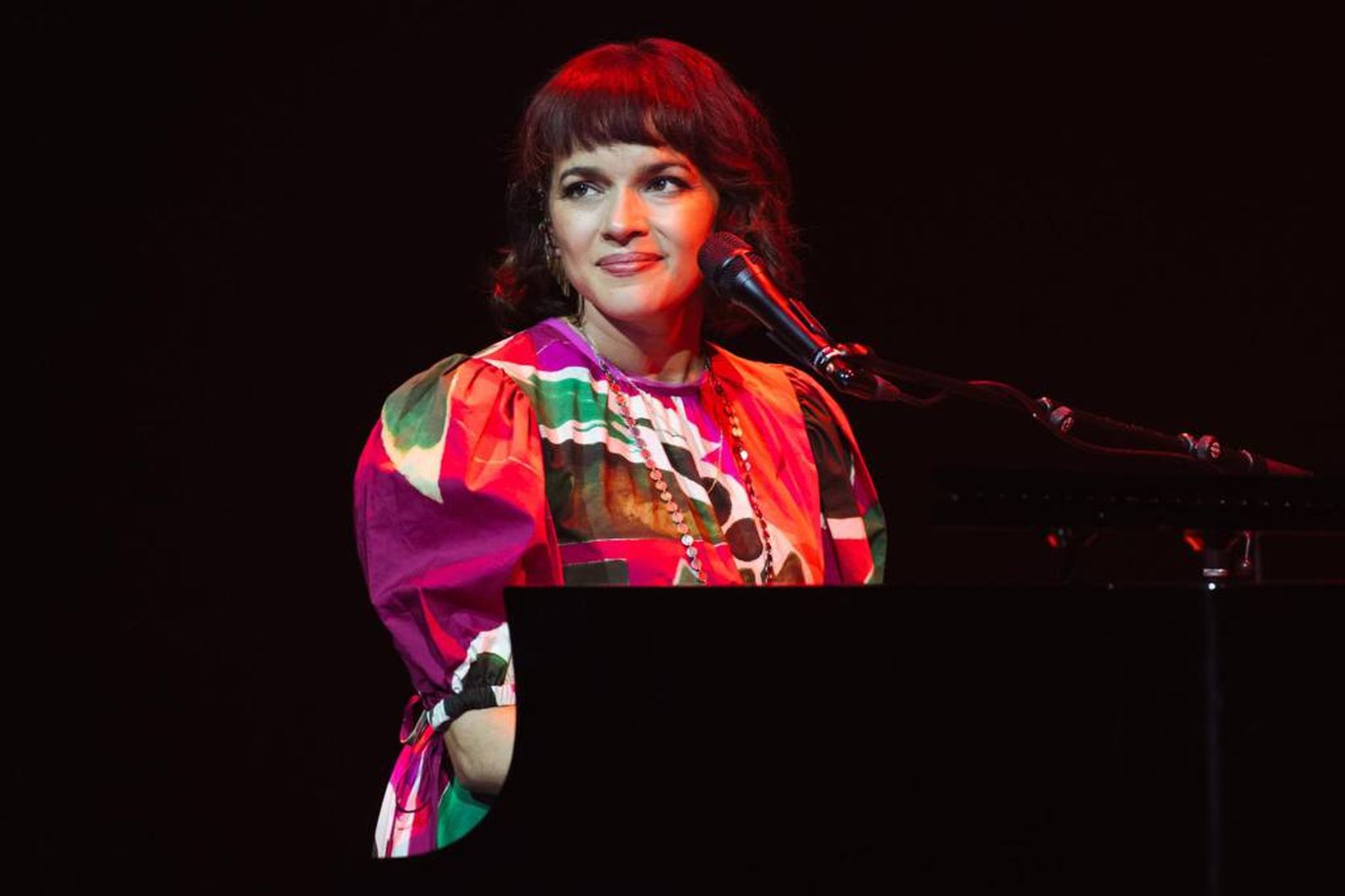 Norah Jones bræddi áhorfendur sína í Eldborg með seiðandi og …