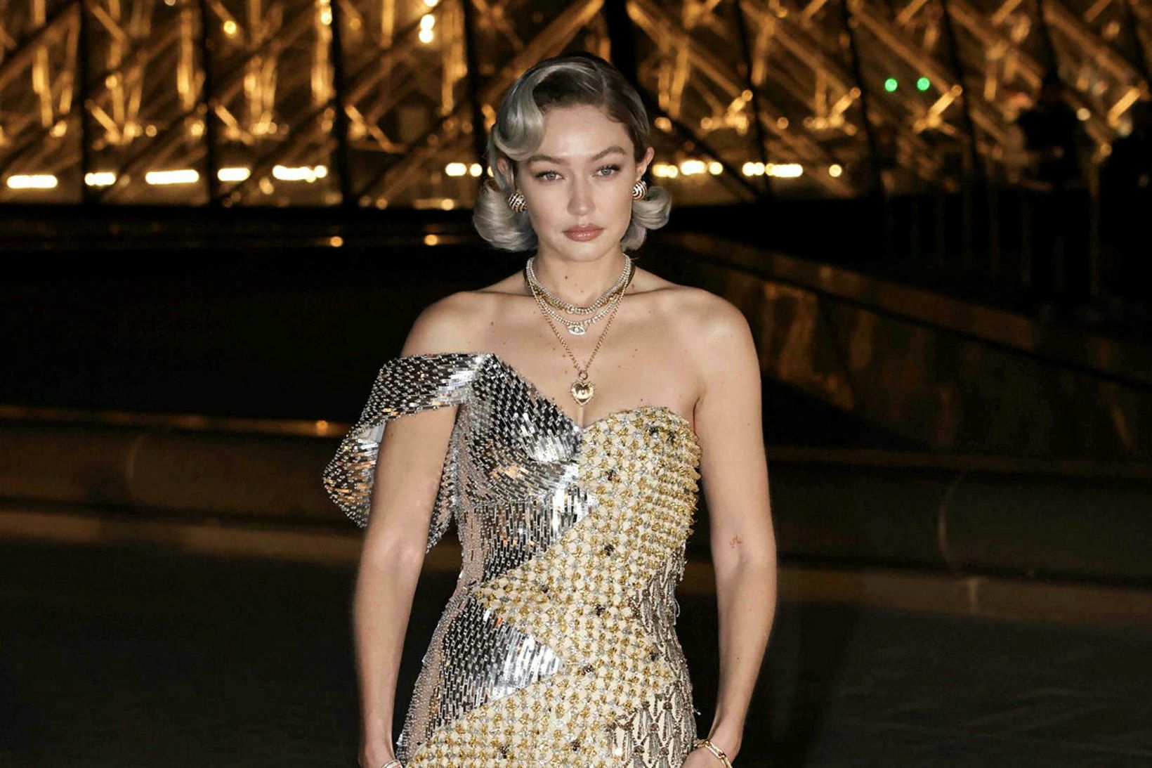Ofurmódelið Gigi Hadid staldrar við fyrir ljósmyndara er hún mætti …