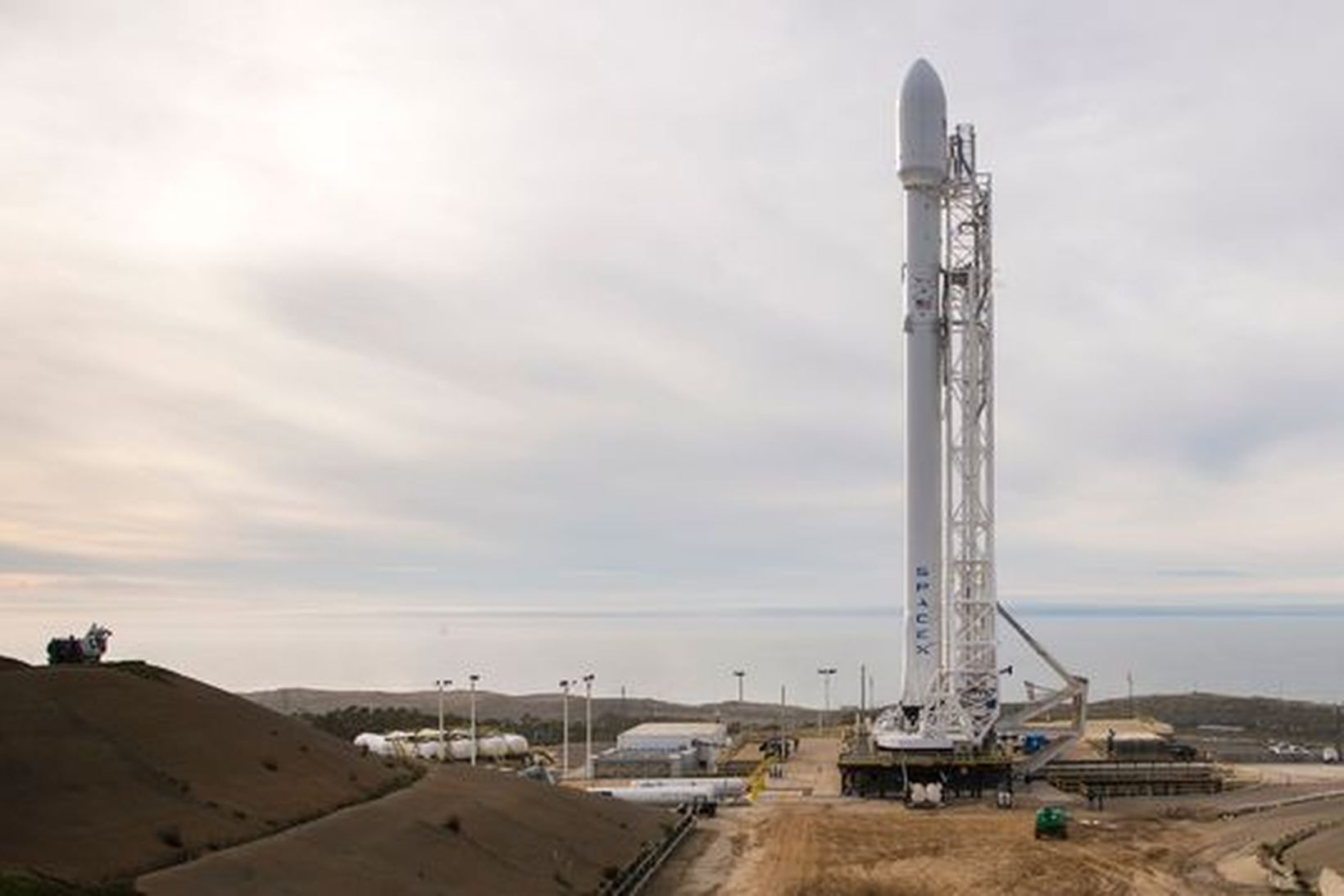 Falcon 9-eldflaugin á skotpalli sínu á Vandenberg -herflugvellinum í Kaliforníu.