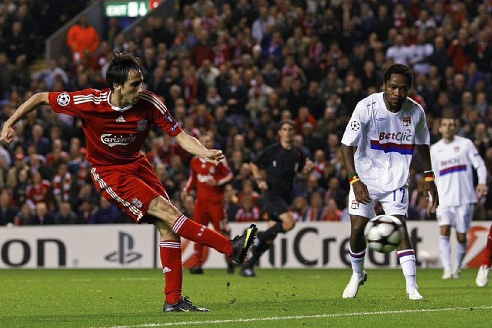 Yossi Benayoun kemur Liverpool yfir á Anfield.