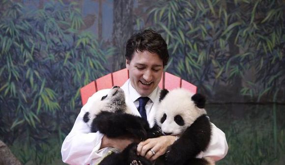 Trudeau knúsaði Gleði og Von