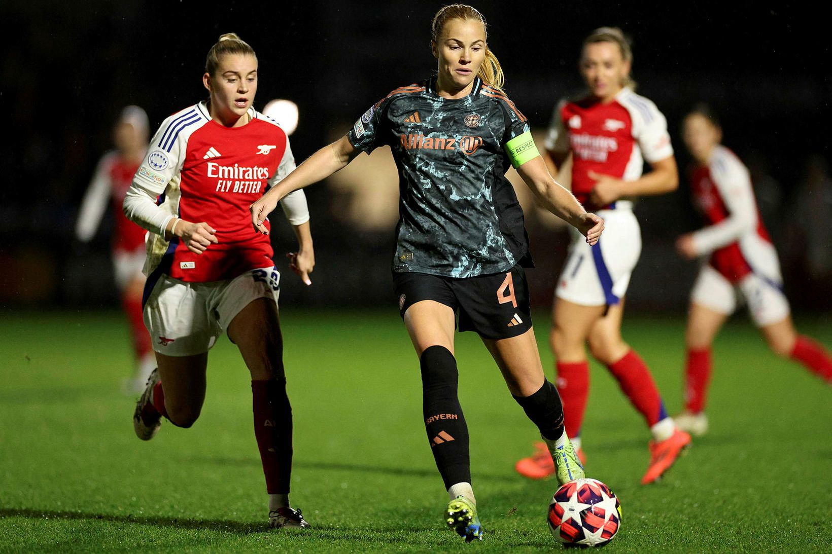 Glódís Perla Viggósdóttir með boltann í leik Bayern gegn Arsenal …