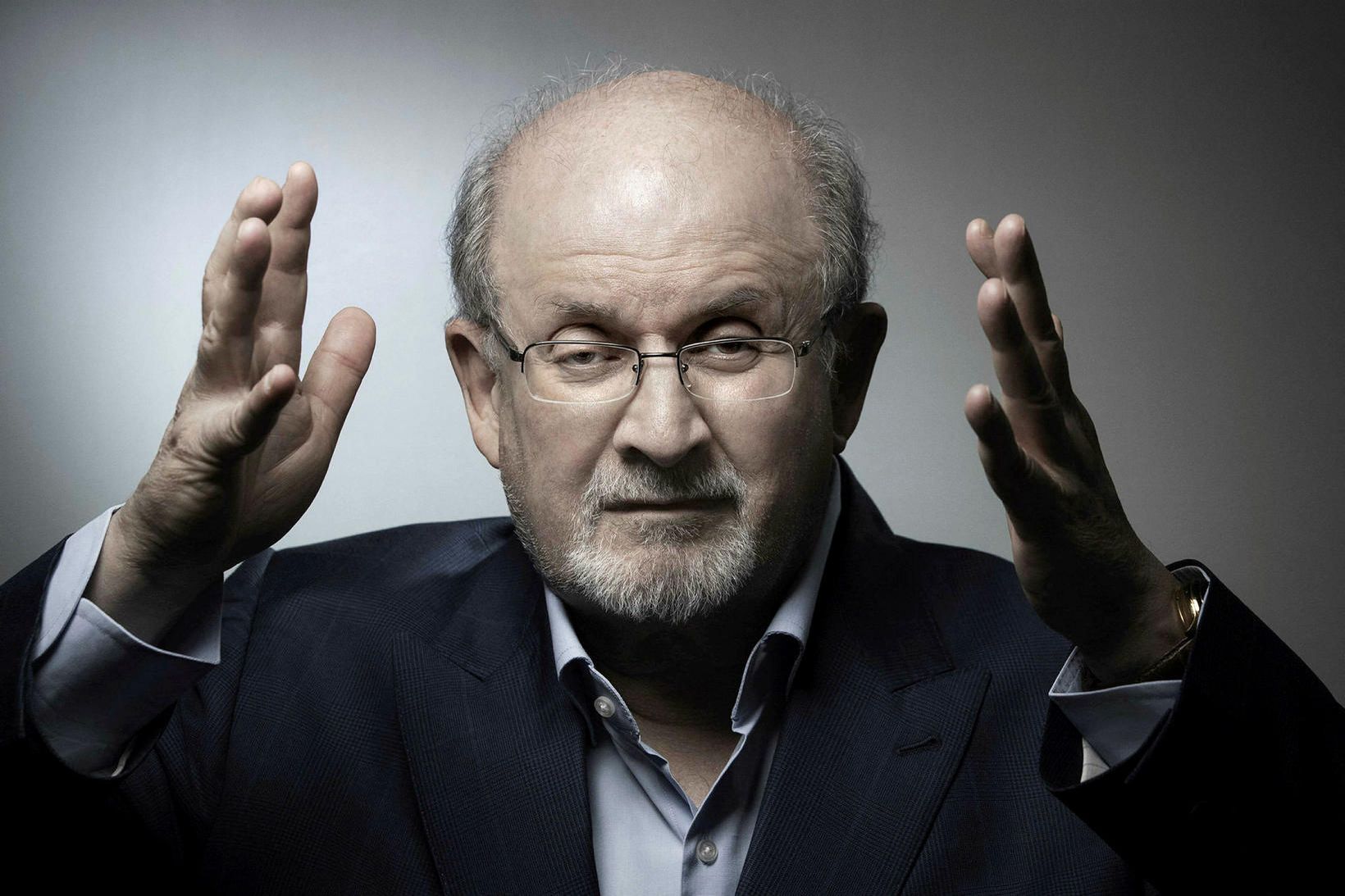 Salman Rushdie er illa haldinn en talinn á batavegi eftir …