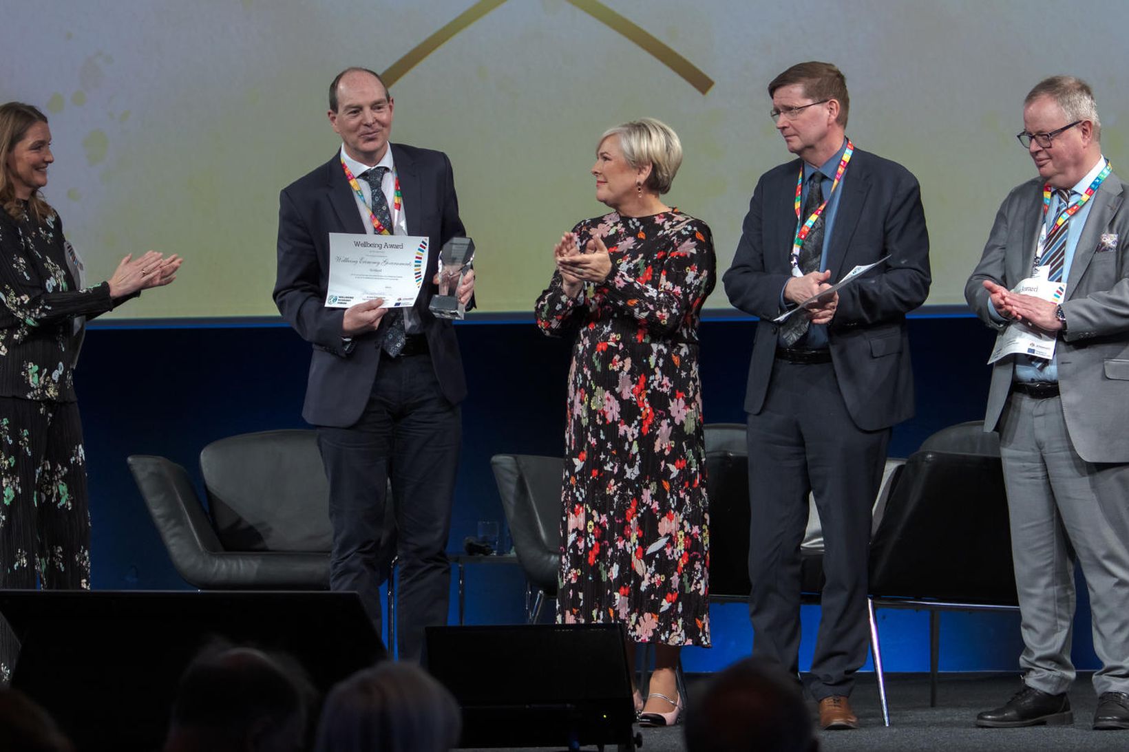 Halla Tómasdóttir veitir Gary Gillispie Velsældarverðlaunin.