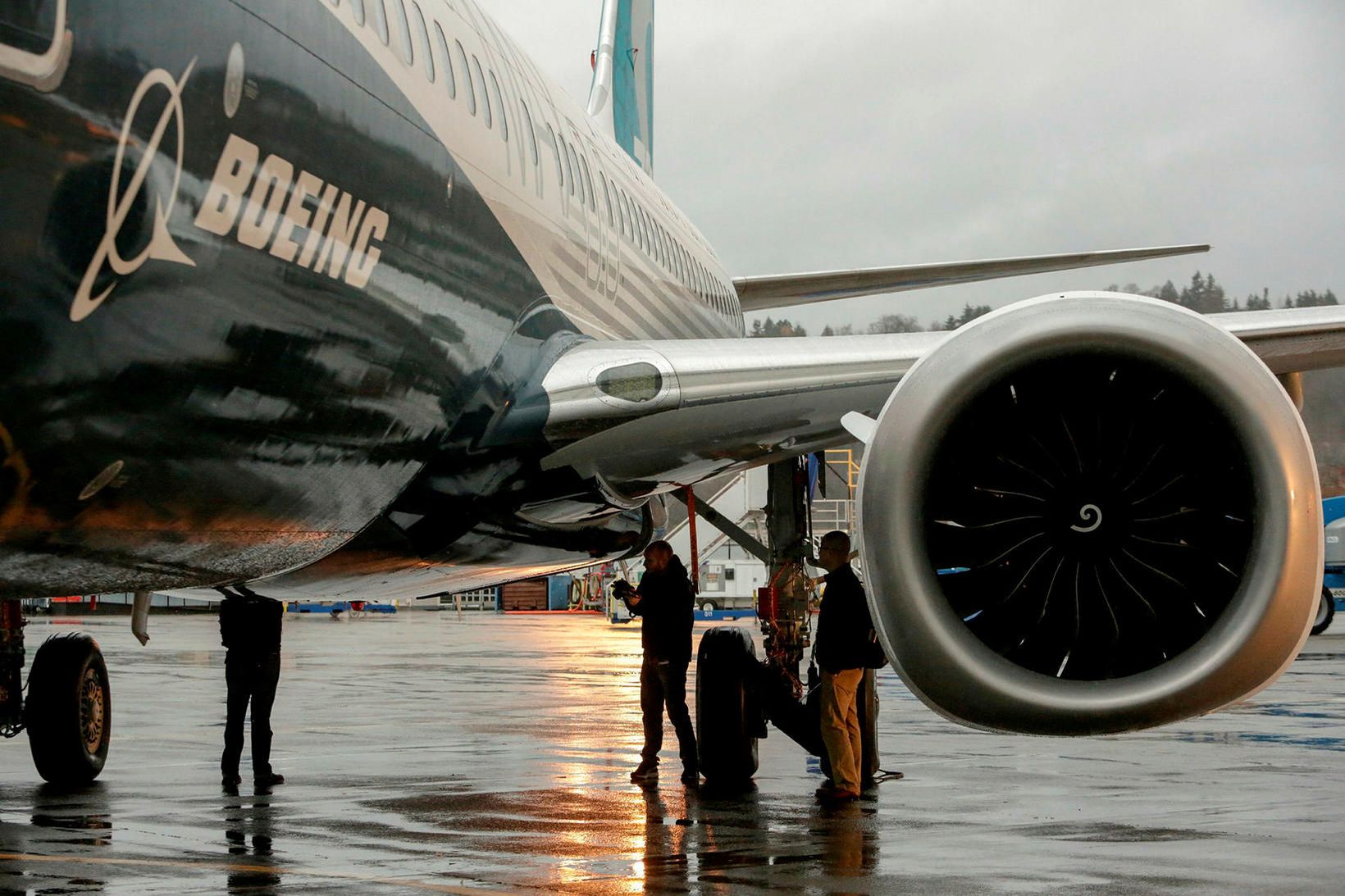 Boeing 737 MAX-vélarnar eru nú notaðar til að flytja fólk …