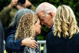 Joe Biden og eiginkona hans Jill Biden hittu fjölskyldur íbúanna. Með þeim á myndinni er …