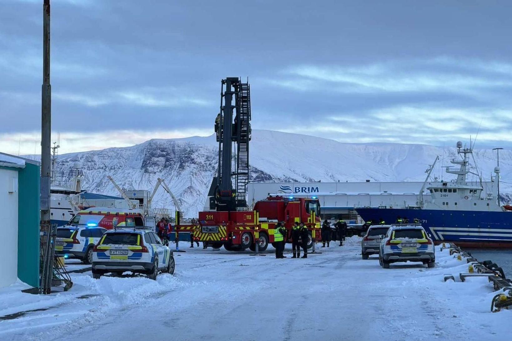 Bifreiðin hafnaði í sjónum við Reykjavíkurhöfn.