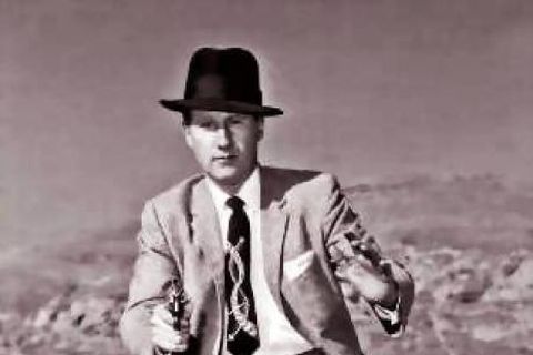 Mark Felt sýnir skotfimi sína árið 1958, þegar hann var yfirmaður FBI í Salt Lake …