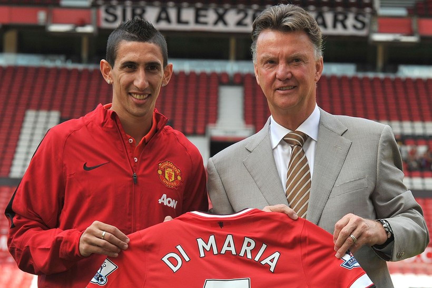 Ángel di María með knattspyrnustjóranum Louis van Gaal á Old …