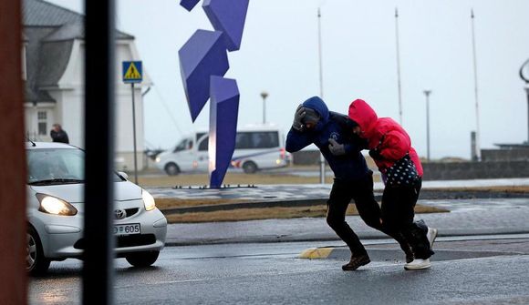 Hviður komnar upp í 40 m/s á Reykjanesbraut