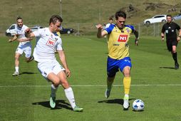 Viðar Örn Kjartansson með boltann og Mattias Edeland verst.
