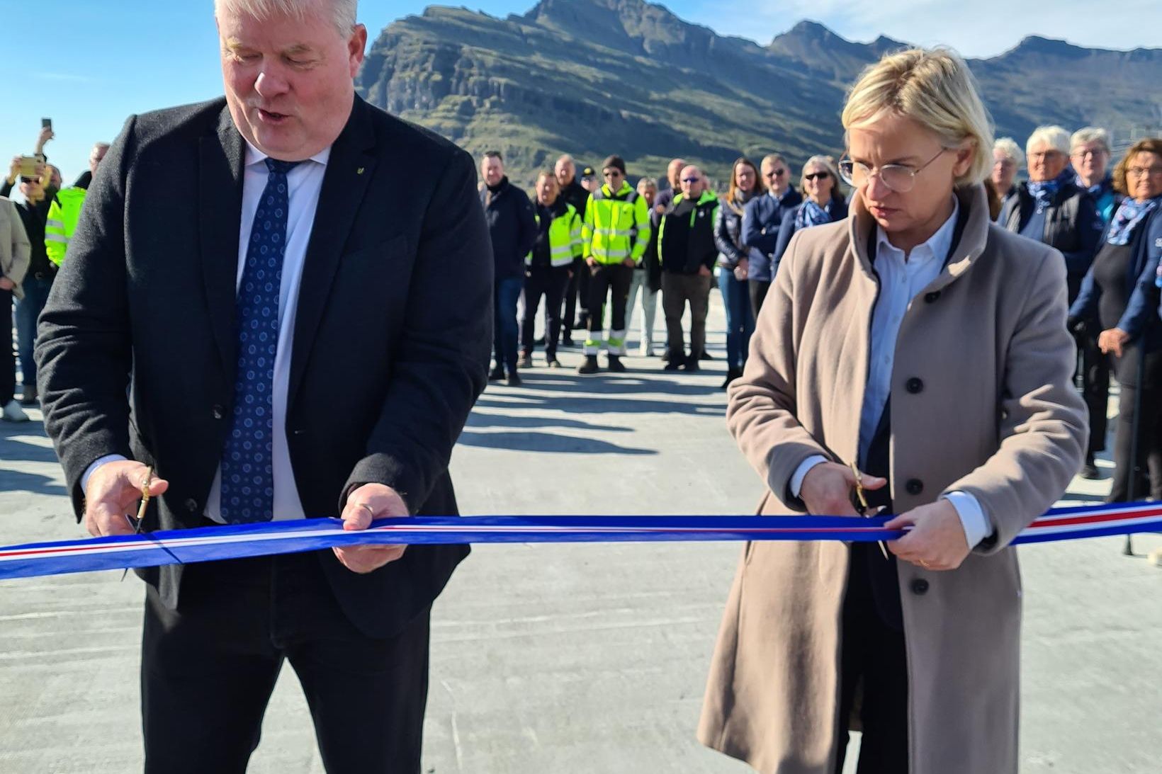 Ráðherrann og forstjórinn klipptu á borða.