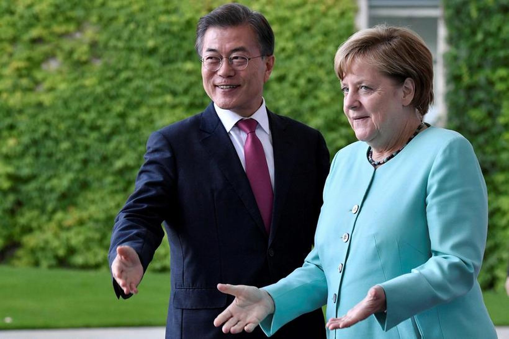 Moon og Angela Merkel í Berlín í dag.