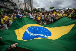 Fjöldi manns mótmælir ríkisstjórn Dilmu Rousseff á Copacabana-ströndinni í Rio de Janeiro.