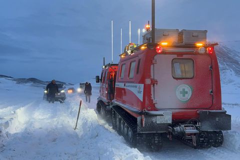 Búið að er virkja nokkrar björgunarsveitir til að vera til taks annað kvöld við flutning …