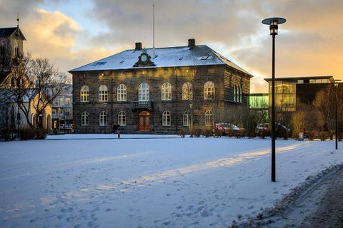 Tíminn er naumur fyrir stjórnmálaflokka landsins til að setja saman framboðslista og hefja kosningabaráttu.