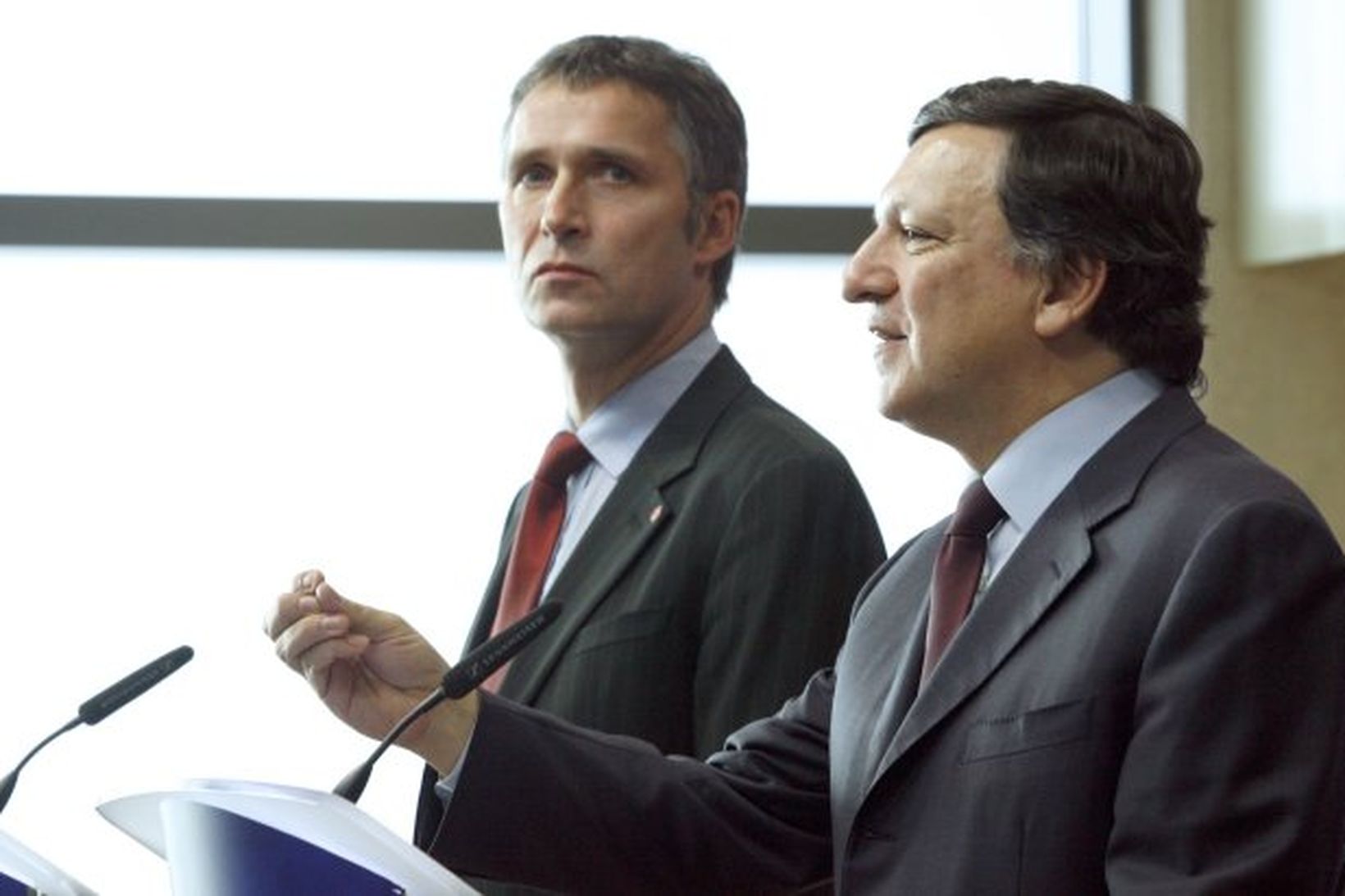 Jens Stoltenberg og José Manuel Barroso ræddu við blaðamenn í …