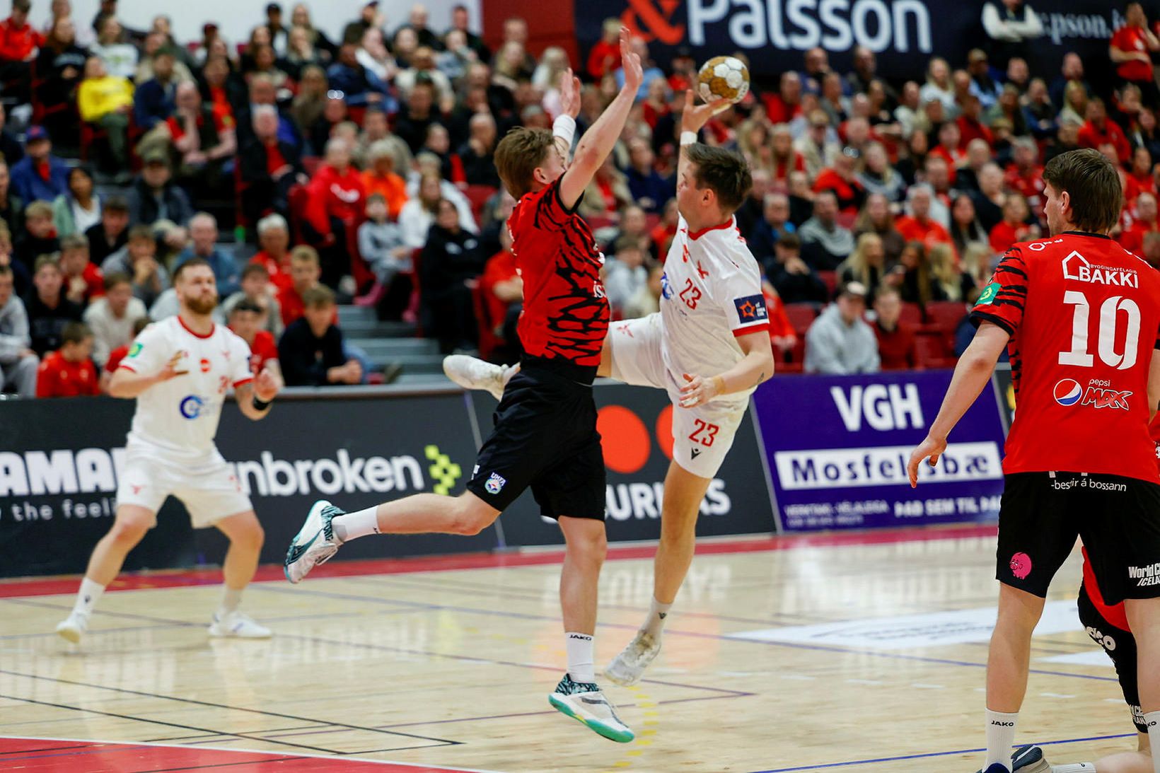 Valsmaðurinn Róbert Aron Hostert reynir skot að marki Aftureldingar.