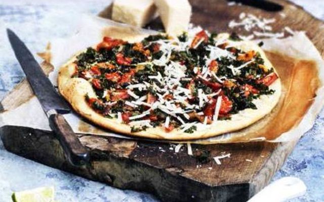 Pizza með heilhveitibotni, ricotta og grænkáli.