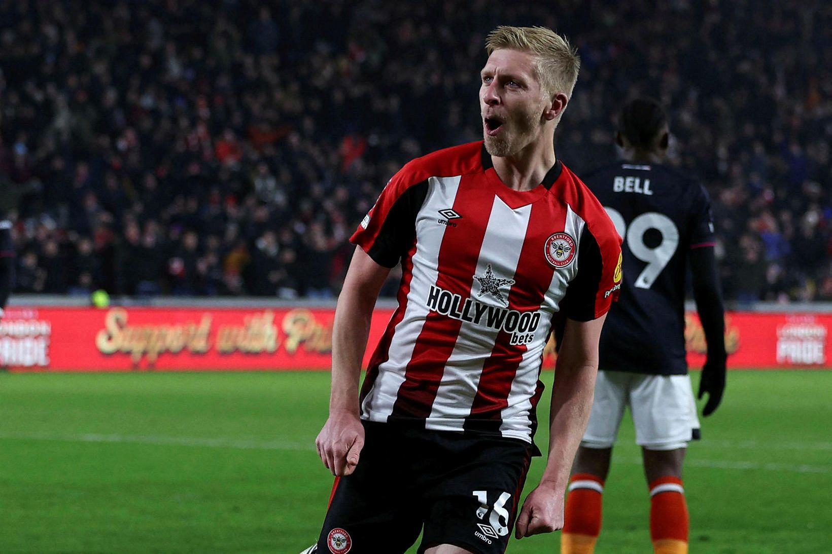 Ben Mee að fagna öðru marki Brentford í leiknum.