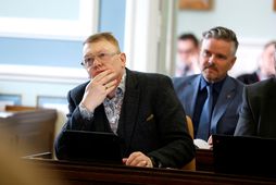 Jóni Gnarr kvartar yfir hitanum í þingsal.