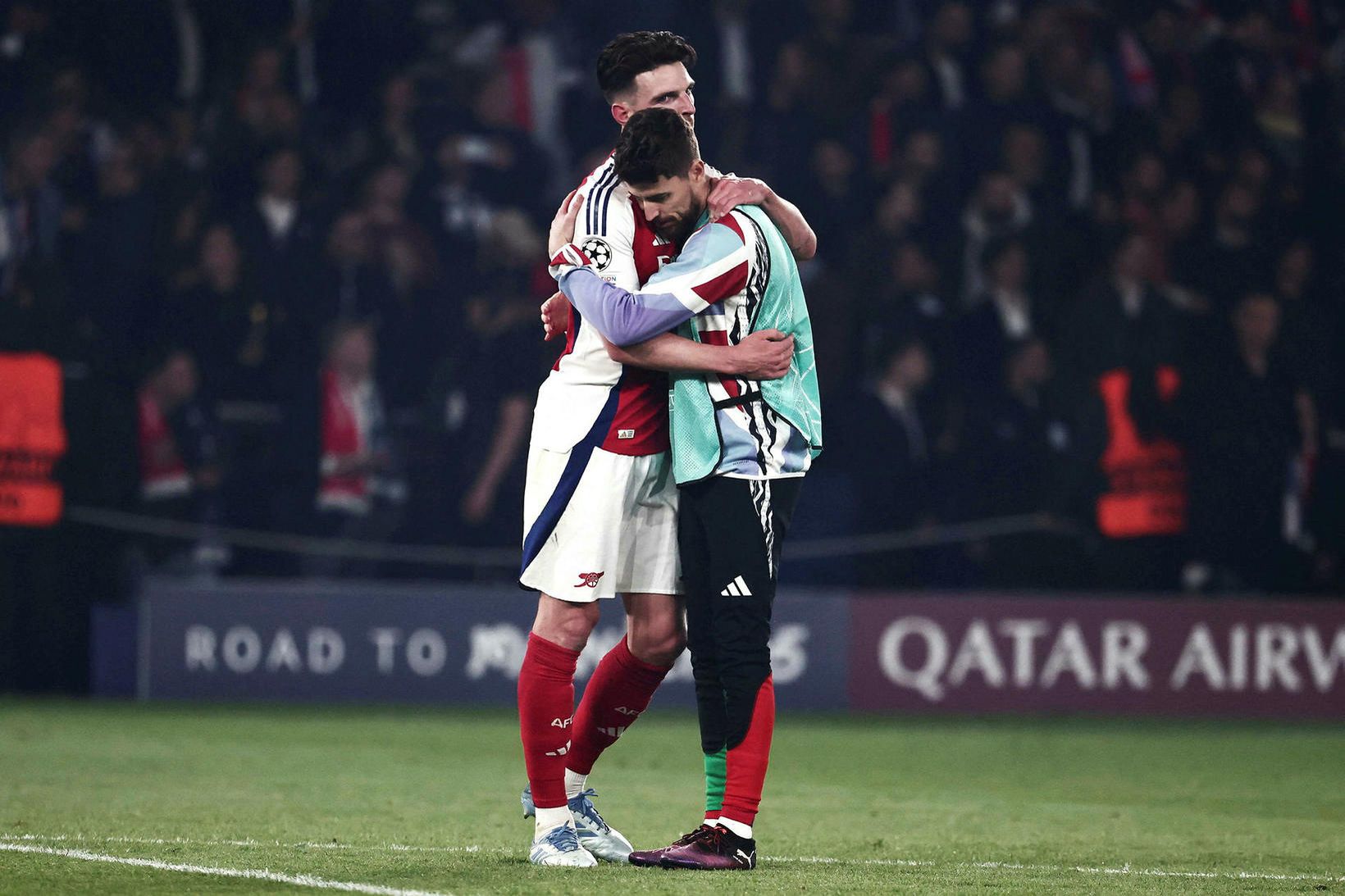 Jorginho, t.h., huggar Declan Rice.