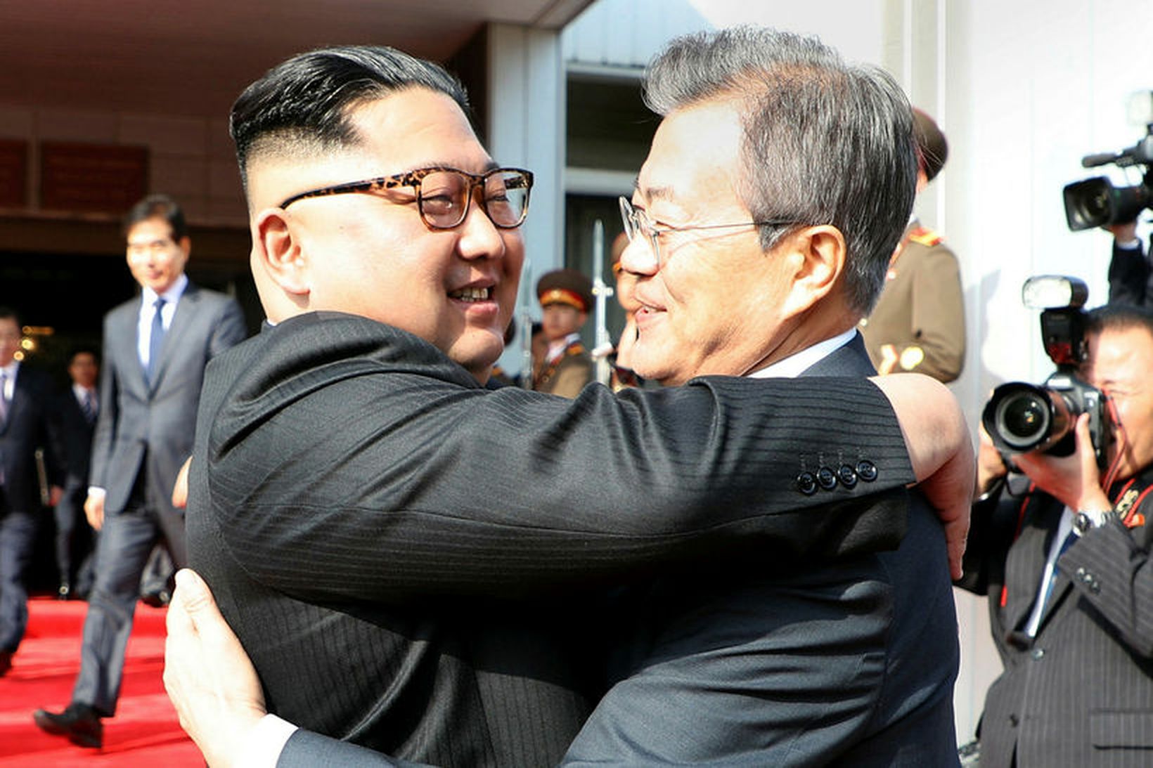 Kim Jong-un, leiðtogi Norður-Kóreu, og Moon Jae-in, forseti Suður-Kóreu, á …