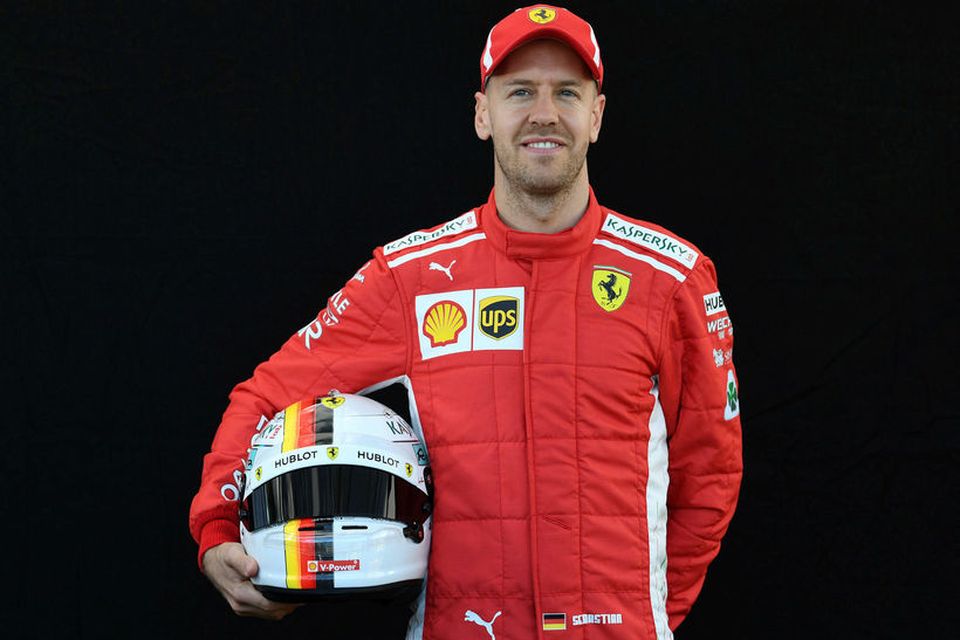 Sebastian Vettel hjá Ferrari með hjálm sinn í Melbourne.