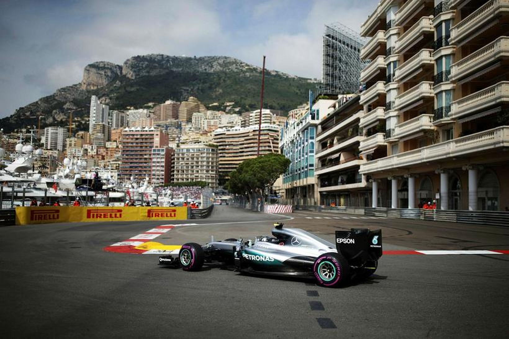 Lewis Hamilton á æfingunni í Mónakó. Hér er hann nýkominn …