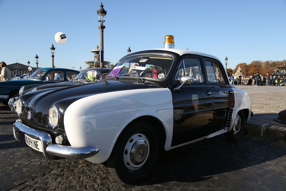 Renault Dauphine lögreglubíll frá 1961 við hópakstur fornbíla í tilefni 120 ára afmælis bílasýningarinnar sem …