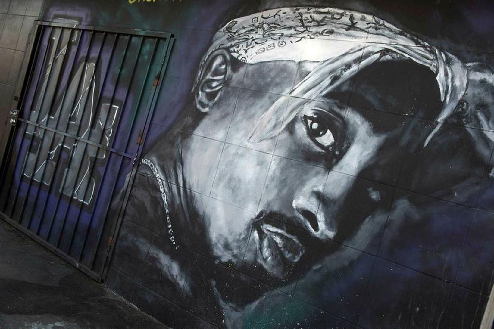 Veggmynd af rapparanum Tupac Shakur í Los Angeles.