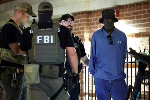 Liðsmenn bandaríku alríkislögreglunnar, FBI, sjást hér handtaka mann í Washington í gær.