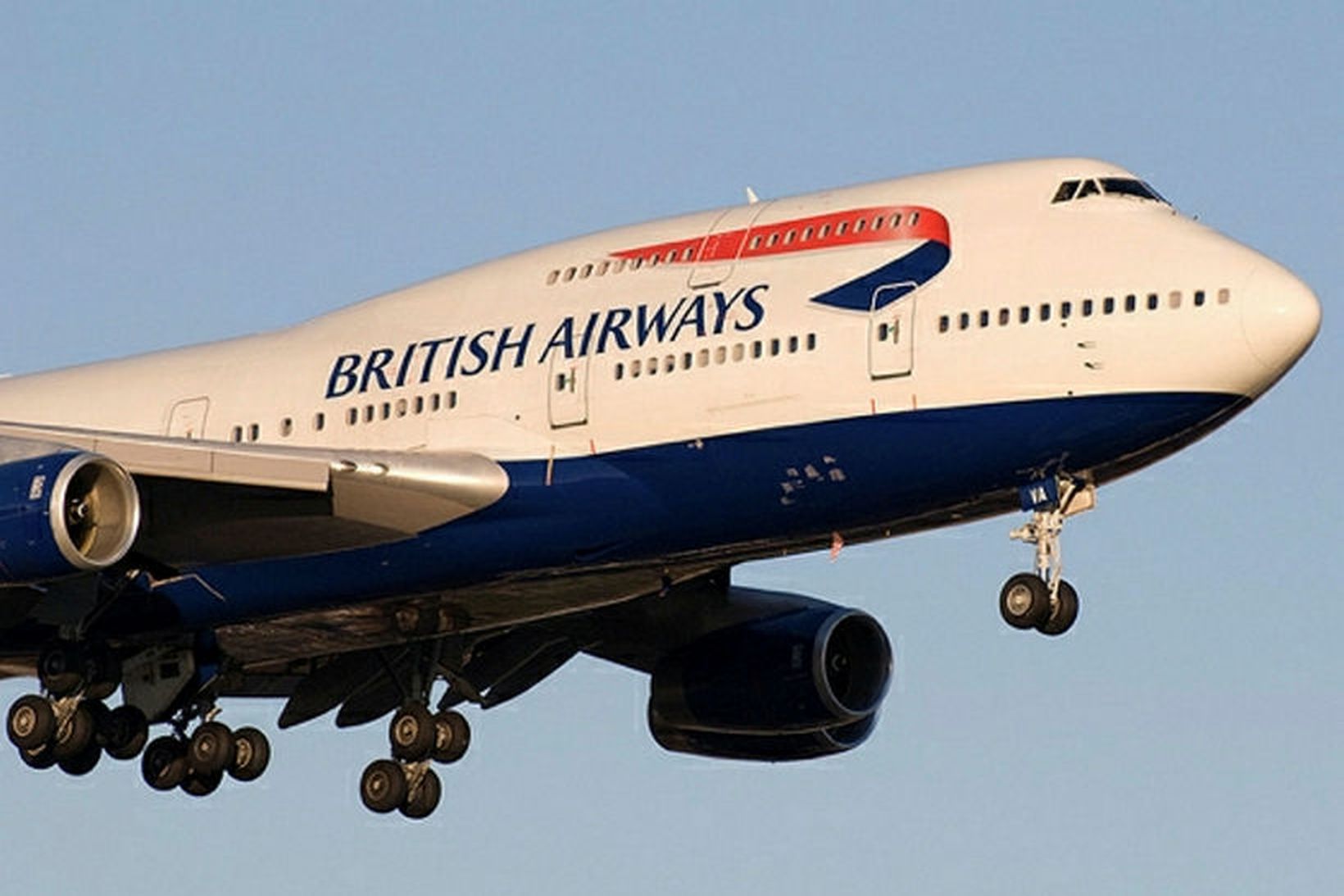Talsmaður British Airways segir að flugfélagið hafi beðist afsökunar á …