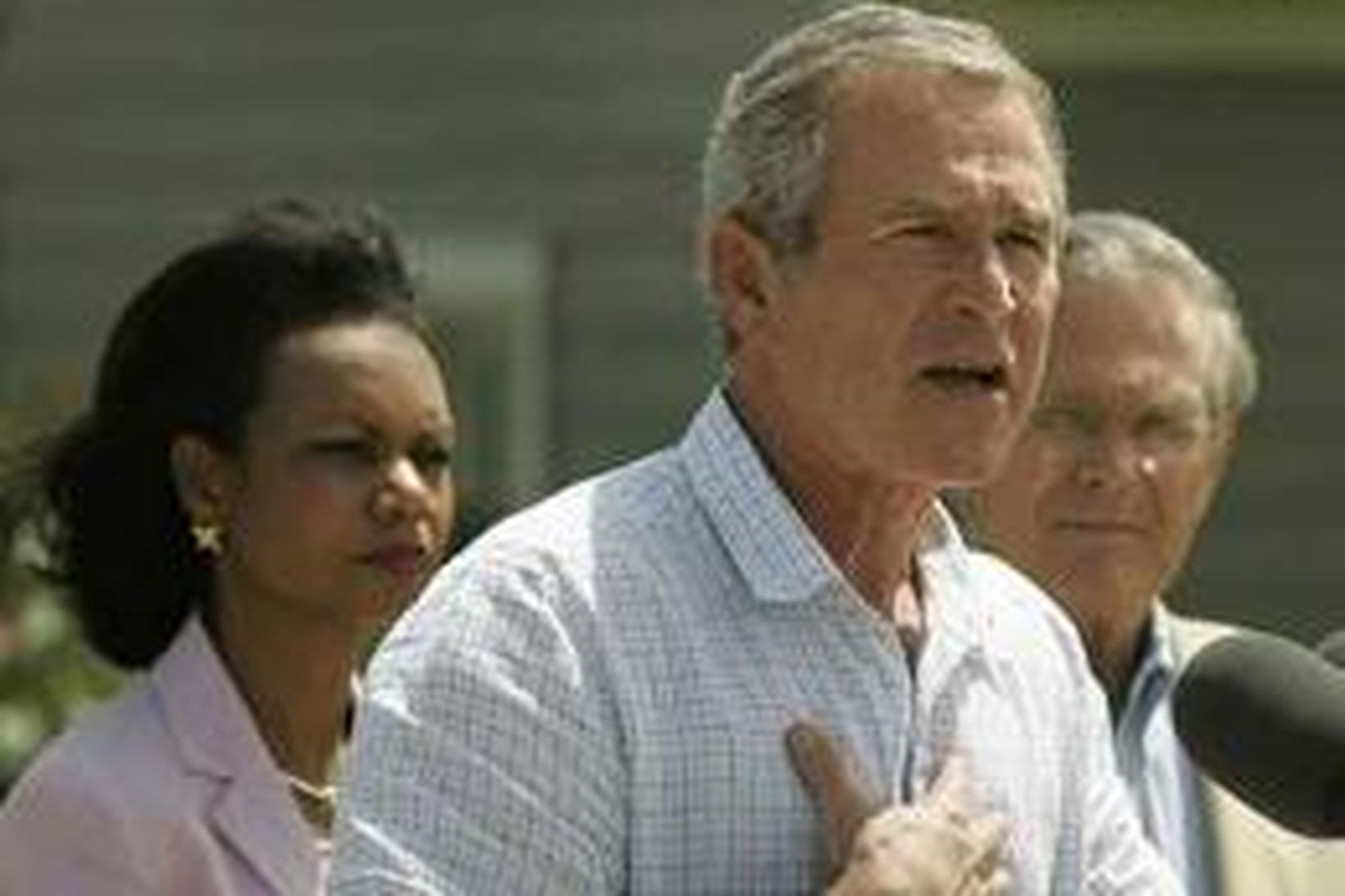 Bush heldur ræðu á búgarði sínum á dögunum.