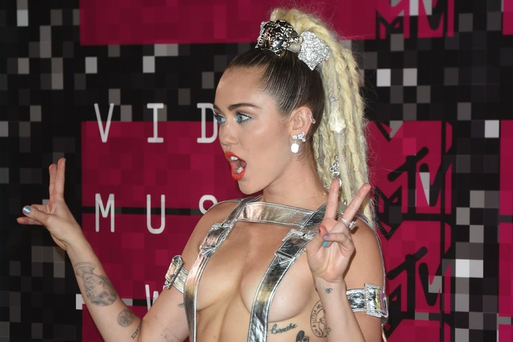 Miley Cyrus skartar fjölmörgum húðflúrum.