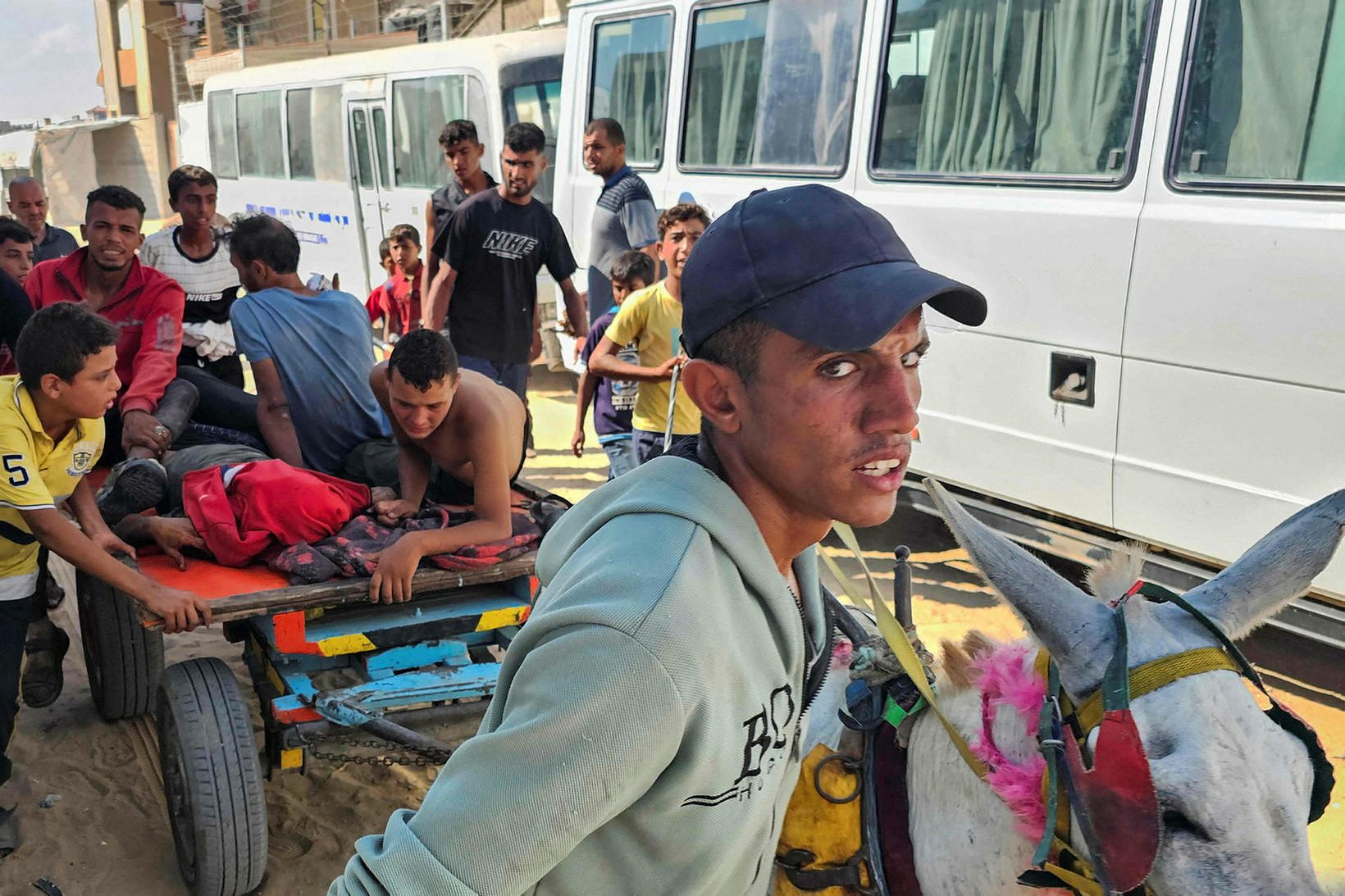 Palestínumenn að flytja þá sem særðust og létust í skothríðinni …