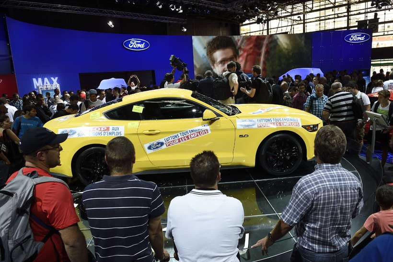 Frá mótmælum starfsmanna Ford á bílasýningunni í París. Ford Mustang …