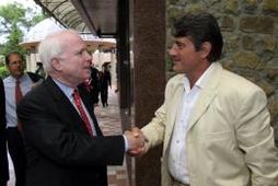 John McCain heilsar Viktor Yushtsjenko, leiðtoga stjórnarandstöðunnar í Úkraínu, í vikunni.