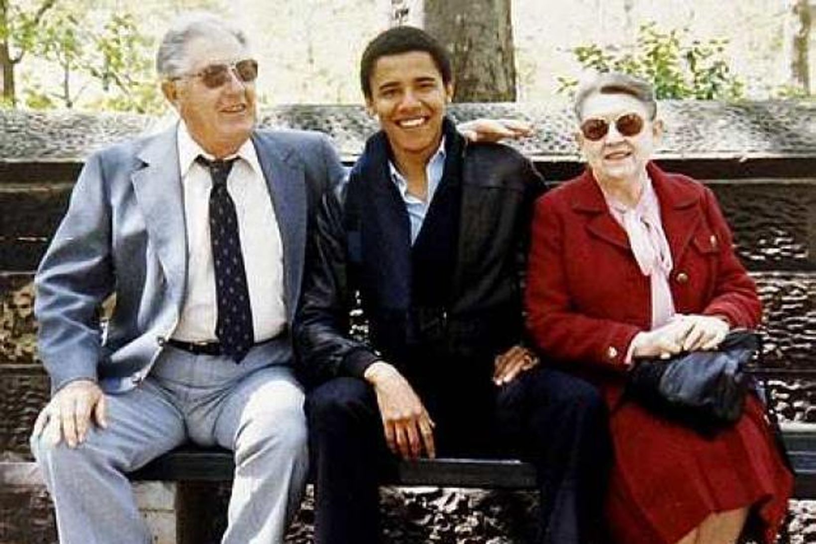 Barack Obama ásamt afa sínum og ömmu: Stanley og Madelyn …