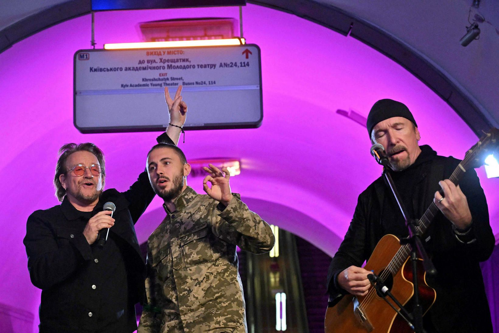 Bono og The Edge ásamt Antytila, úkraínskum tónlistarmanni sem berst …